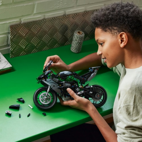 LEGO® Kawasaki Ninja H2R Motorcycle Building Set Perspective: right