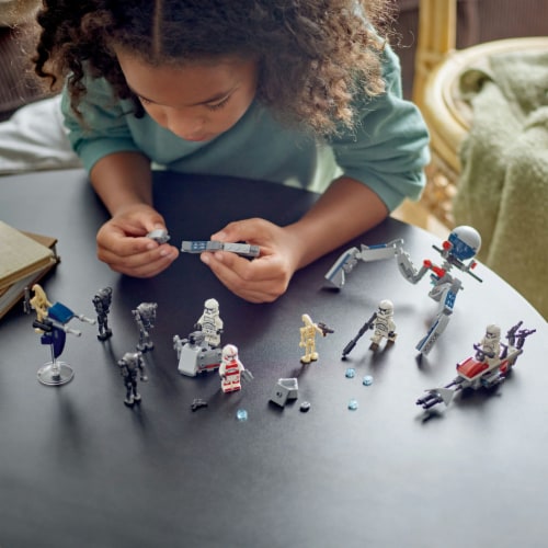 75372 LEGO® Star Wars Clone Trooper™ & Battle Droid™ Battle Pack Perspective: right