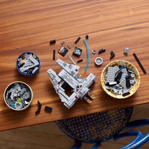 LEGO® 75375 Millennium Falcon™ V39 Perspective: right