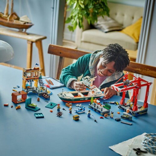 LEGO Seaside Harbor with Cargo Ship 60422 Perspective: right