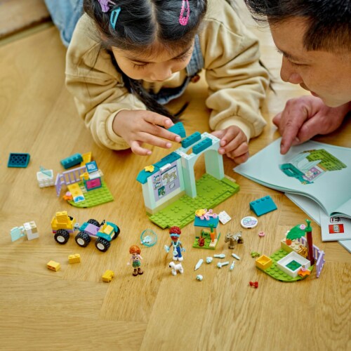 42632 LEGO® Friends Farm Animal Vet Clinic Perspective: right