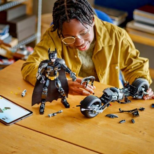 LEGO® Batman™ Construction Figure & The Bat-Pod Bike 76273 Perspective: right