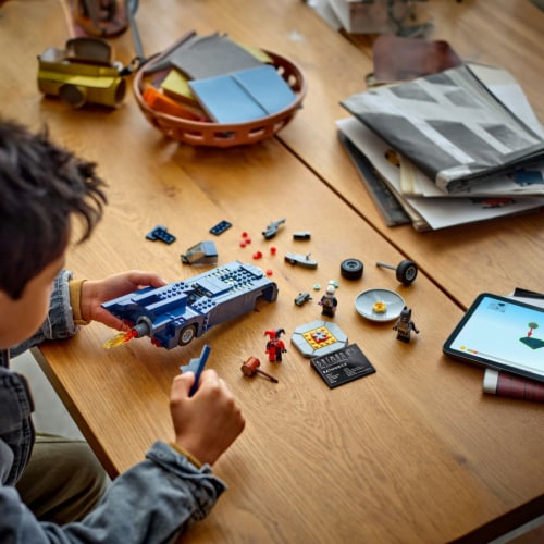 LEGO® Batman™ With The Batmobile™ vs. Harley Quinn™ And Mr. Freeze™ 76274 Perspective: right