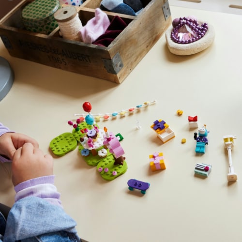 LEGO® 77046 Animal Crossing Julian's Birthday Party Perspective: right