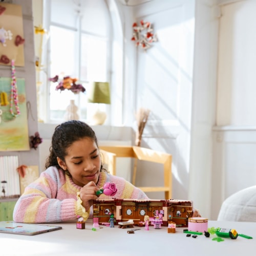 LEGO® Glinda & Elphaba's Dormitory Building Set Perspective: right