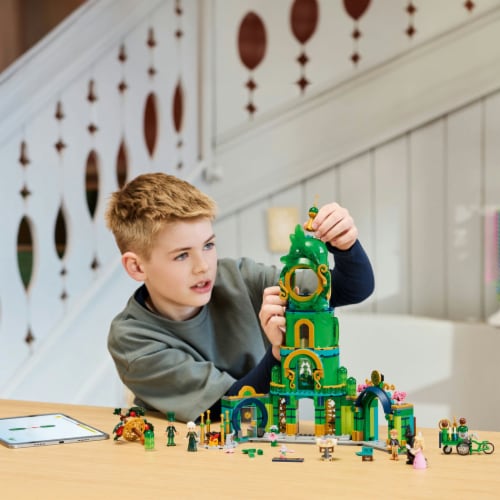 LEGO® 75684 Welcome to Emerald City Set Perspective: right