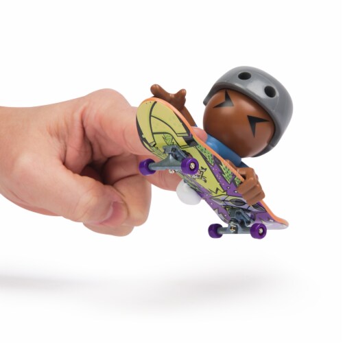 Tech Deck™ Series 1 SK8 Crew™ Figure Perspective: right