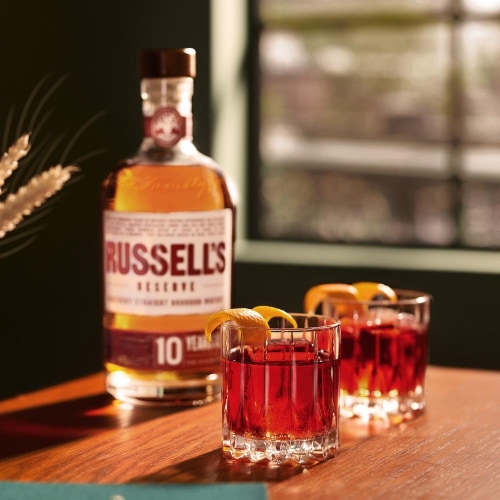 Russell's Reserve 10 Year Old Kentucky Straight Bourbon Whiskey Perspective: right