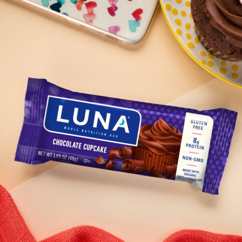 Luna Chocolate Cupcake Whole Nutrition Bars Perspective: right