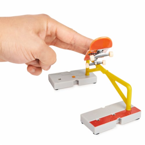 Tech Deck™ VS Series™ Fingerboard Skateboards Perspective: right