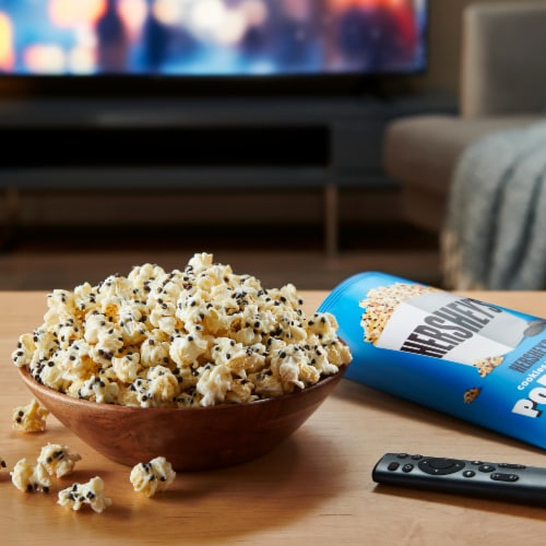HERSHEY’S Cookies ‘n’ Crème Popcorn Perspective: right