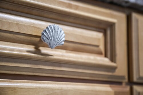 Set of 6 White Cast Iron Scallop Sea Shell Drawer Pulls Nautical Cabinet Knobs - White Perspective: right