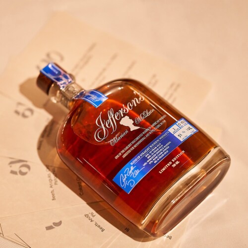 Jefferson's Marian Mclain Blend Of Straight Bourbon Whiskey Perspective: right