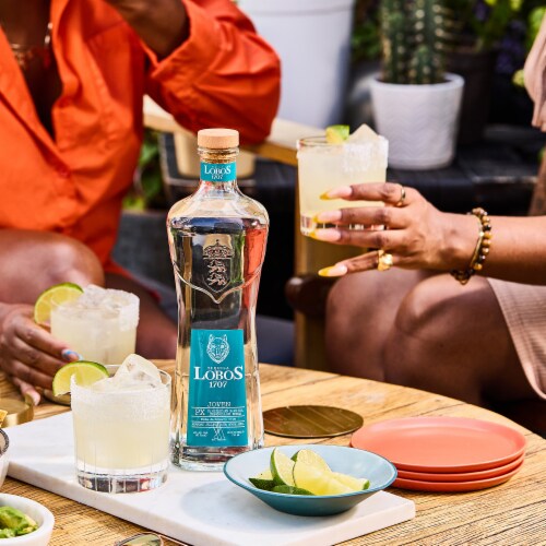 Lobos 1707 Tequila Joven Perspective: right