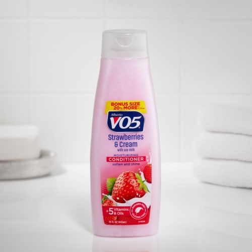 VO5® Strawberries & Cream Moisturizing Conditioner Perspective: right