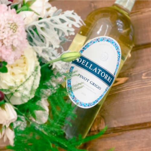 Dellatorri Pinot Grigio White Wine Perspective: right