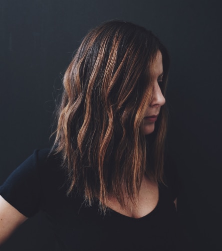 Kristin Ess Brunette Dry Shampoo Powder Spray With Vitamin C for Dark + Brown Hair - Oil Absorbing Perspective: right