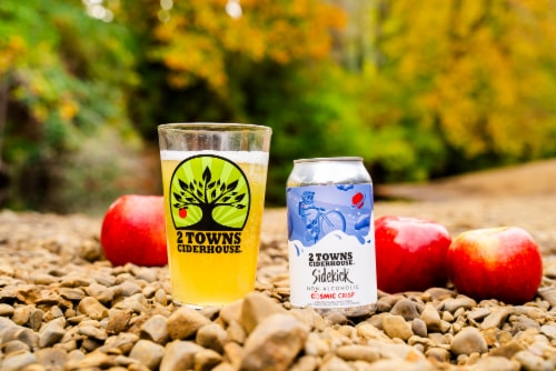 2 Towns Ciderhouse® Sidekick Non-Alcoholic Cosmic Crisp Perspective: right