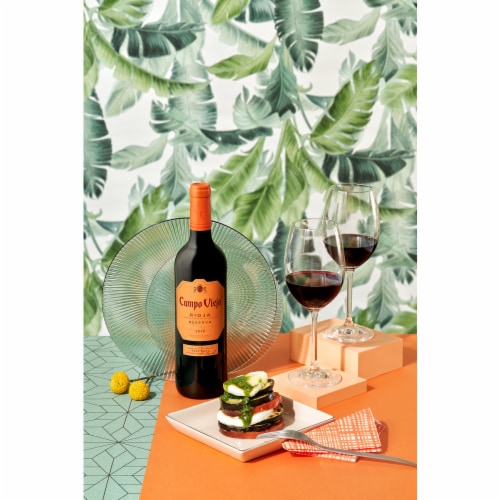 Campo Viejo Reserva Tempranillo Spain Red Wine Perspective: right