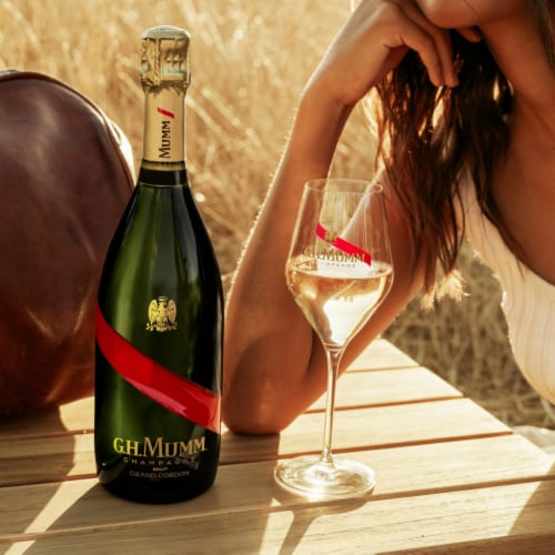 G.H. Mumm Brut Mumm Grand Cordon Champagne France Sparkling Wine Perspective: right