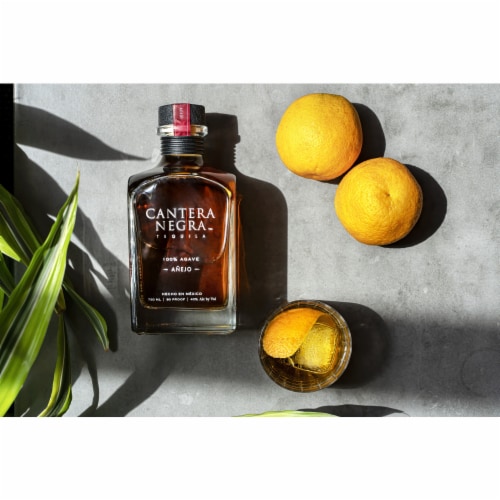 Cantera Negra Tequila Anejo Perspective: right
