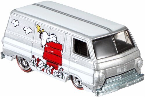 Hot Wheels® Peanuts '66 Dodge A100 Perspective: right