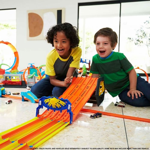 Hot Wheels Loop Stunt Champion Track Set with Dual-Track Loop