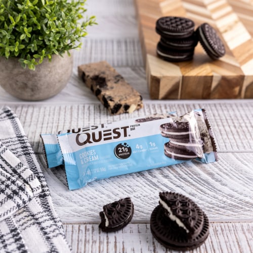 Quest Cookies & Cream Protein Bar Perspective: right