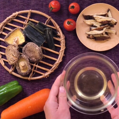 Forest-grown Japanese Dried Shiitake Mushroom KOSHIN, 42-75mm, 70g Perspective: right