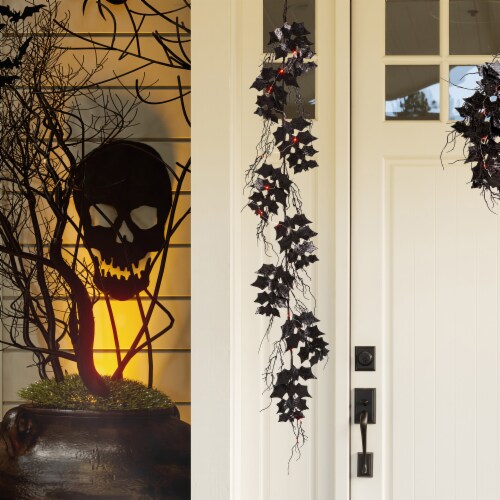 Glitzhome 6 Feet Length Lighted Halloween Bat Garland Perspective: right