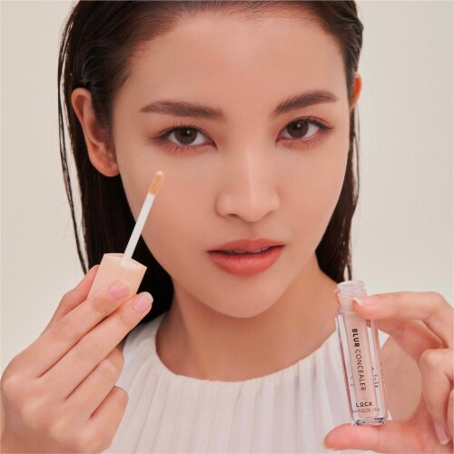 L.O.C.K. Rosy-Pale Blur Concealer Perspective: right