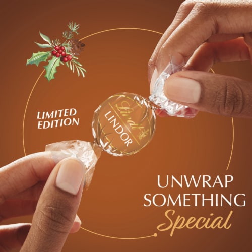 Lindt LINDOR Snickerdoodle White Chocolate Christmas Candy Truffles Bag Perspective: top