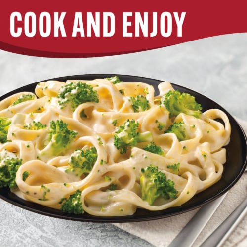 Smart Ones Fettuccine Alfredo with Broccoli Florets & Creamy Alfredo Sauce Frozen Meal Perspective: top