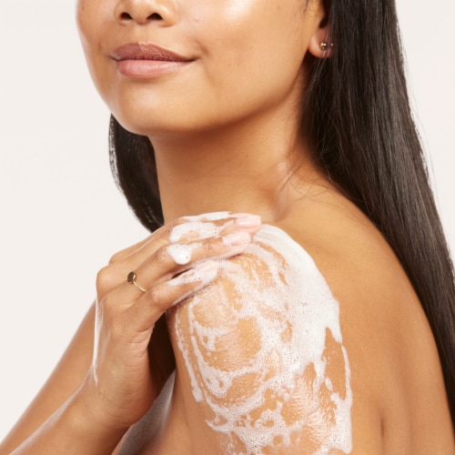 Olay Cleansing & Renewing Nighttime with Vitamin B3 and Retinol Body Wash Perspective: top