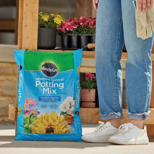 Miracle-Gro® Moisture Control® Potting Mix Perspective: top