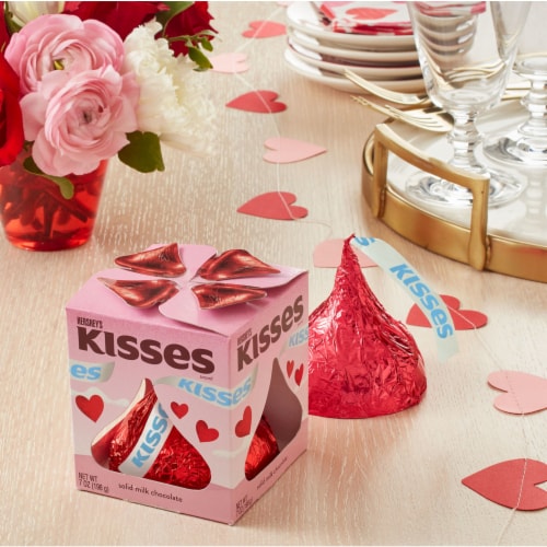 HERSHEY'S KISSES Solid Milk Chocolate Valentine Candy Gift Box Perspective: top