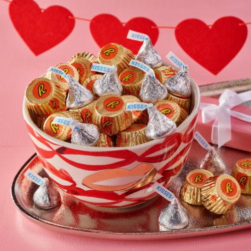 HERSHEY'S and REESE'S Assorted Milk Chocolate Valentine Candy Gift Box Perspective: top