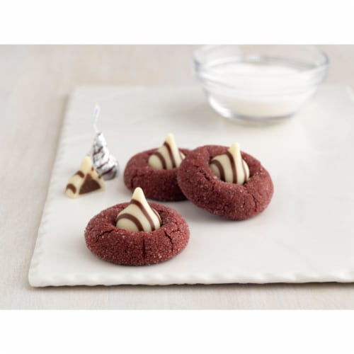 HERSHEY'S HUGS Milk Chocolate and White Creme Candy Share Pack Perspective: top