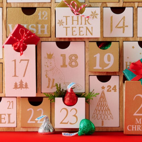 HERSHEY'S KISSES Milk Chocolate Christmas Candy Bag Perspective: top