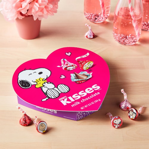 HERSHEY'S KISSES Milk Chocolate Snoopy™ and Friends Valentine Candy Gift Box Perspective: top