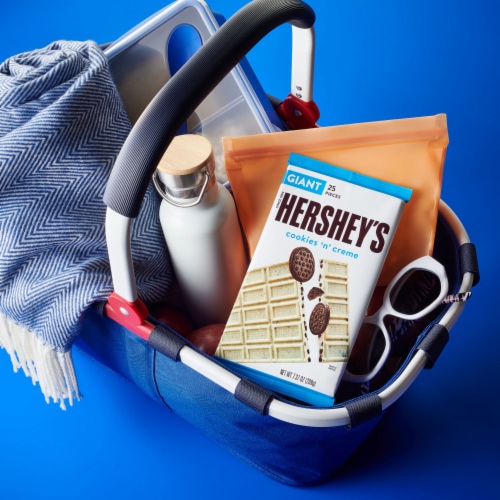 HERSHEY'S Cookies 'n' Creme Giant Candy Bars, 25 pcs / 7.37 oz