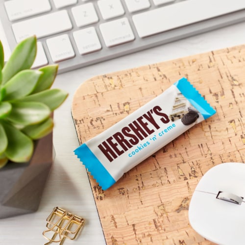 HERSHEY'S Cookies 'n' Creme Snack Size Candy Bars Perspective: top