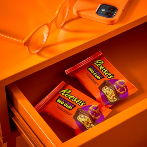 REESE'S Big Cup with Pretzels Milk Chocolate Peanut Butter Cups Candy Pack Perspective: top