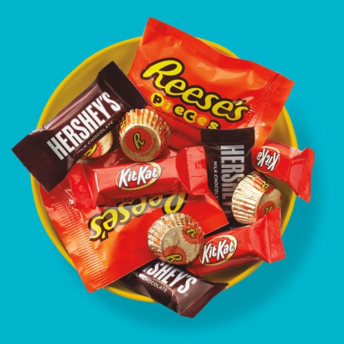 HERSHEY'S KIT KAT® and REESE'S Assorted Flavored Miniatures Christmas Candy Party Pack Perspective: top
