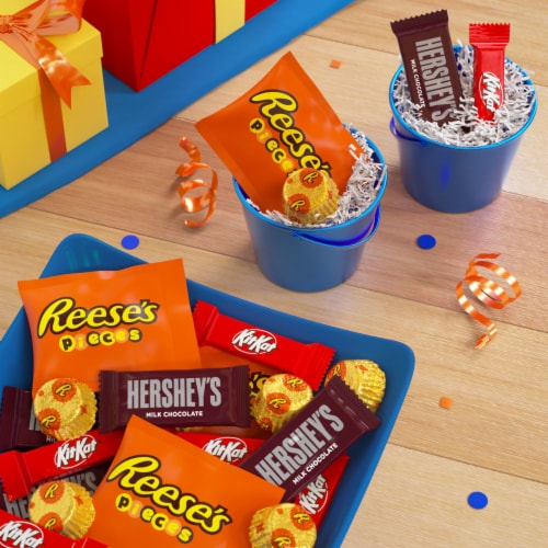 HERSHEY'S KIT KAT® and REESE'S Assorted Flavored Candy Party Pack Perspective: top
