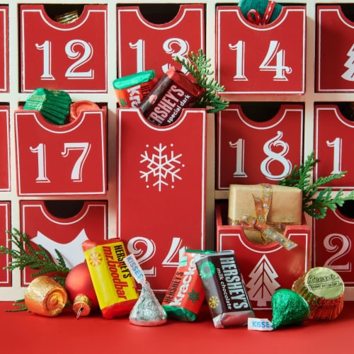 HERSHEY'S REESE'S and ROLO® Assorted Chocolate Christmas Candy Variety Bag Perspective: top