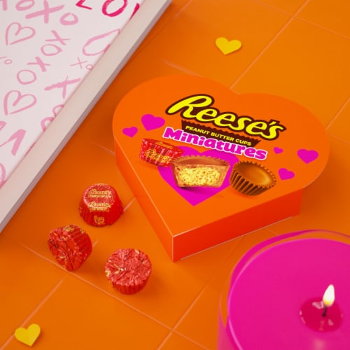 REESE'S Miniatures Milk Chocolate Peanut Butter Cups Valentine Candy Gift Box Perspective: top