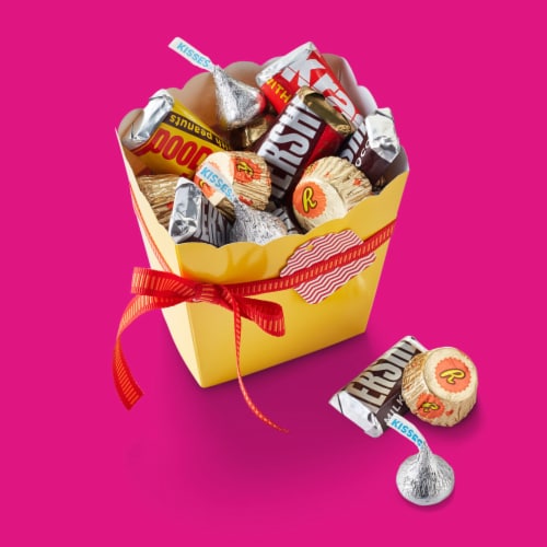 HERSHEY'S and REESE'S Miniatures Assorted Chocolate Candy Party Pack Perspective: top