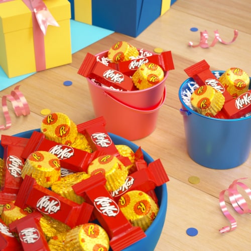 KIT KAT® and REESE'S Miniatures Assorted Milk Chocolate Candy Party Pack Perspective: top