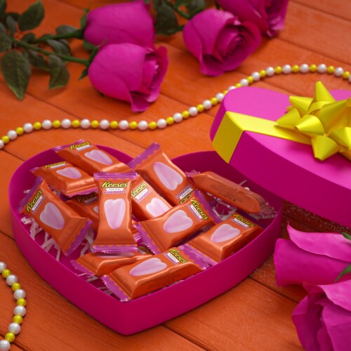 REESE'S Pink Creme Peanut Butter Snack Size Hearts Valentine Candy Bag Perspective: top
